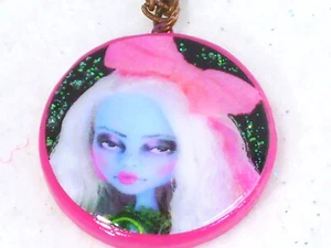 Original Fotokunst Anhänger Halskette OOAK Monster High Puppe Schmuck Papas Ghul - Bild 1 von 6
