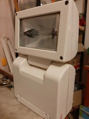 FARO DA PARETE  150W IODURI METALLICI BIANCO DA INTERNO - Immagine 1 di 3