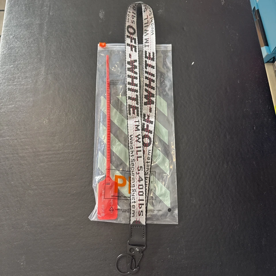 Llavero industrial blanco roto cordón plateado. ENVÍO EL MISMO DÍA ✅ Foto 1 de 1