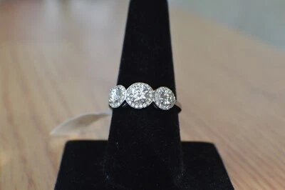 Anillo de 3 piedras de moissanita talla brillante de 1,35 quilates platino sobre plata fina talla 9 Foto 1 de 4