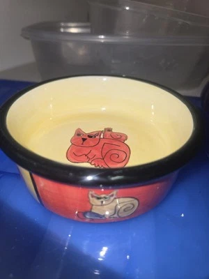 Cat Bowl diseñado por Ursula Dodge para artículos para el hogar exclusivos Foto 1 de 4