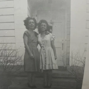 Vintage Photo 1950 Women Posed Dress - Bild 1 von 3