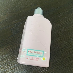 L'OCCITANE En Provence Happy Cherry Körpermilch 8,4 flüssige Unzen/250 ml - Bild 1 von 3