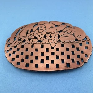 TRIVET VINTAGE DE HIERRO FUNDIDO CHAPADO EN COBRE CON DISEÑO DE CESTA DE FRUTAS. - Imagen 1 de 9