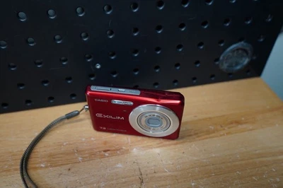 (D) Casio EXILIM Zoom EX-Z77 7.2MP Digital Camera. FOR PARTS ONLY UNTESTED DENT - Image 1 of 4