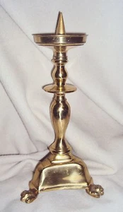 ANCIEN PIQUE-CIERGE/RELIGIEUX?/EGLISE?/ LAITON/PATES DE LION/XXéme/H.31,5 cm - Picture 1 of 1
