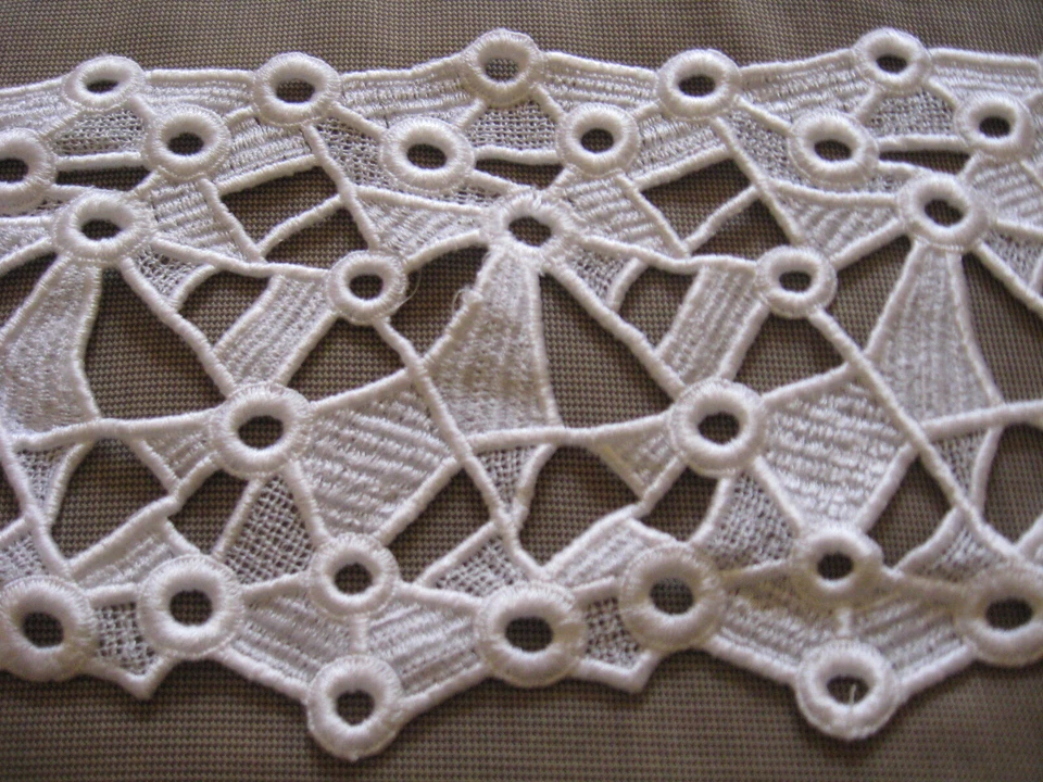 9 1/4 YDS INUSUAL FESTONEADO BLANCO FORMAS GEOMÉTRICAS RAYÓN VENA ENCAJE  Foto 1 de 1