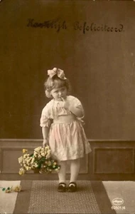 Niña, flores, vintage, postal Art Deco, regalos tintados, 1920 circa, vintage - Imagen 1 de 2