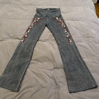 Леггинсы T Party Sm черные минеральная стирка расклешенные брюки для йоги складные поверх вышитых - Изображение 1 из 4