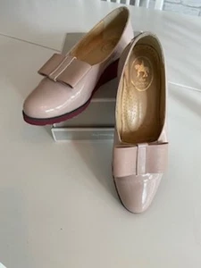 Shoe embassy brand, pink patent ladies shoes. Size 38. Bow on front. - Picture 1 of 7