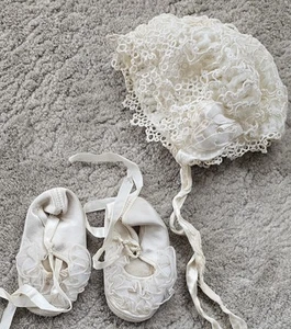Antiguo sombrero de bautizo tatuado BABY BONNET zapatilla fotógrafo de colección utilería - Imagen 1 de 7