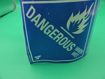 ULINE DANGEROUS WHEN WET 4 STICKER ROLL 4"x4" - Image 1 of 3