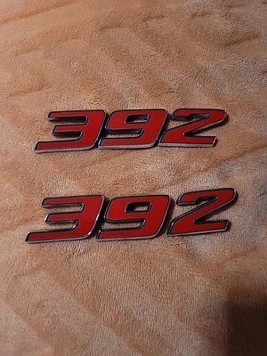 Emblemas guardabarros izquierda y derecha Scat Pack 392 Foto 1 de 3