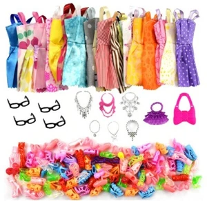 + LOTTO 42 PZ VESTITI ACCESSORI COLLANE ABITI SCARPE GIOIELLI X BARBIE E BAMBOLE - Foto 1 di 5
