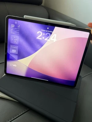 Like New iPad Pro 12.9 inch 5th Gen 512GB wifi silver (without magic keyboard) - Image 1 of 4