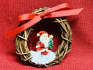 Hand Crafted Santa in Wreath Christmas Ornament Fridge Magenet 3”dia. - Picture 1 of 3