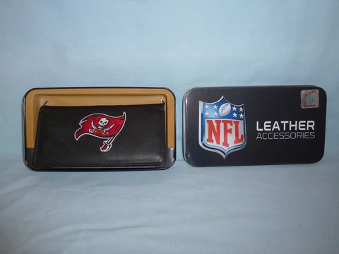 TAMPA BAY BUCCANEERS   Embroidered  Leather Checkbook    NIB    black Cover