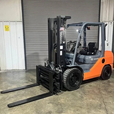 🤩 Toyota 8FDU32 2019 - Carretilla elevadora diésel de 6,5 k, triple mástil, rotor de 360 °, neumáticos nuevos Foto 1 de 4