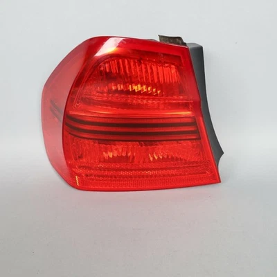 Luz trasera izquierda BMW 325i 328i 330i 335i 2006-2008 sedán 63217161955 OEM usada Foto 1 de 4