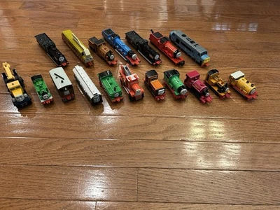 18 vagones de tren Ertl Thomas The Tank surtidos  Foto 1 de 4