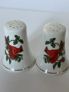 Vintage Lefton Christmas Holly Berries & Cardinals No 1067 Salt & Pepper Shakers - Picture 1 of 8