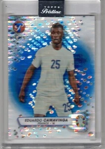 2023 TOPPS PRISTINE ROAD TO EUFA EURO #47 EDUARDO CAMAVINGA RIFRATTORE BLU /75 - Foto 1 di 2