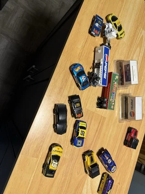 Lote de autos de ranura lote mixto de autos de marca camiones remolques para cachorros Foto 1 de 4