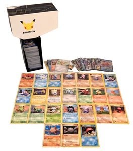 Lote de 375+ Holos de Colección a Granel Pokémon LEER con Caja de Celebraciones y Prendedor Chari Pika - Imagen 1 de 20
