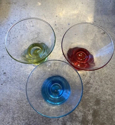 3 vasos de martini rojos, azules, amarillos, sin tallo inferior Foto 1 de 4