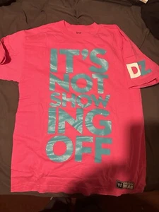 Seltenes WWE Dolph Ziggler Pink "It's Not Showing Off If You Can Back It Up" T-Shirt - Bild 1 von 4