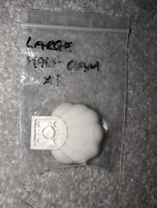 LEGO Clam/Callop Shell con 4 Borchie Ricambio 18970 Bianco - Foto 1 di 1