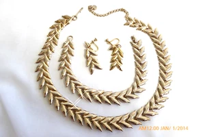 VINTAGE GOLDEN LEAF/FEATHER ARTICULATED NECKLACE BRACELET EARRINGS SET PARURE - Picture 1 of 8