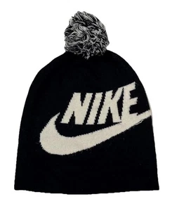 Cappello berretto Nike Beanie giovane nero bianco logo swoosh lavorato a maglia caldo inverno bobble - Foto 1 di 3
