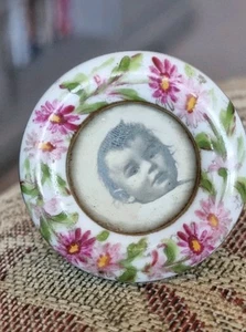 VINTAGE ANTIQUE PRETTY CHINA MINIATURE PHOTO FRAME - Picture 1 of 7