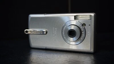 Canon  IXUS i 5.0MP Digital Camera - Silver - Image 1 of 4