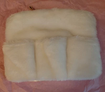 Bolso sin asas Victoria's Secret de piel sintética/marfil satinado con cremallera Foto 1 de 4