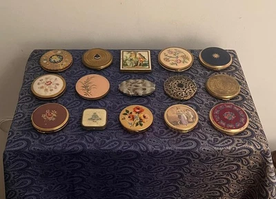 A very nice collection of 40 Vintage ladies Compacts - Image 1 of 4