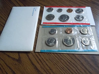 1980 U.S MINT SET(13 coins) sealed in original US MINT PACKAGING 3 SBA dollars - Image 1 of 4