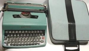 Vintage Olivetti LETTERA 32 Manual Typewriter in Beautiful Condition - Picture 1 of 16