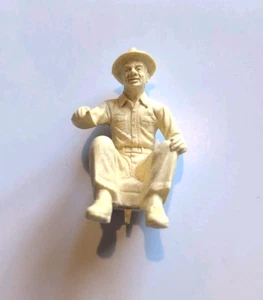 VINTAGE MARX TRACTOR WAGON PLASTIC CREAM FARMER SITTING DRIVER FIGURE - Picture 1 of 3