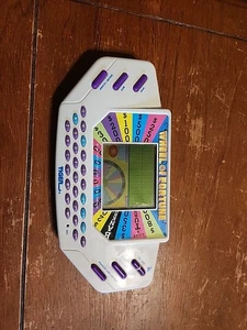 Juego portátil Tiger Electronics Wheel of Fortune 1995 vintage funciona con sonido - Imagen 1 de 2