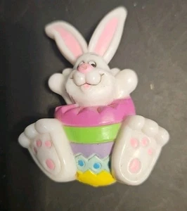 Broche prendedor de plástico vintage de celulitis huevo de Pascua conejito conejo - Imagen 1 de 3