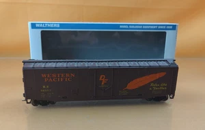 Walthers HO Western Pacific 931-1675 50' Plug Door Box Car - Bild 1 von 7