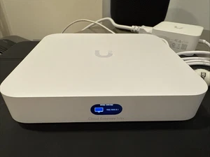 Ubiquiti Cloud Gateway Max (UCG-Max-NS) Includes Empty M.2 SSD Tray 0TB - Photo 1/6