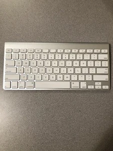 Apple Wireless Bluetooth Keyboard A1314 Stuck Battery Cap For Parts/ Repair - Picture 1 of 3