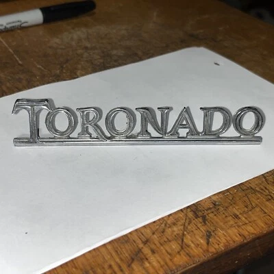Original 1971 1972 Oldsmobile Toronado Script emblema 946490 4 pines Foto 1 de 4