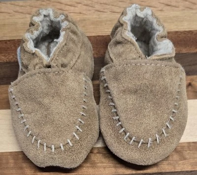 Adorable Mocasines Infantiles Robeez 0-6 Meses Beige Gamuza Elastizados Costuras Grandes Foto 1 de 4