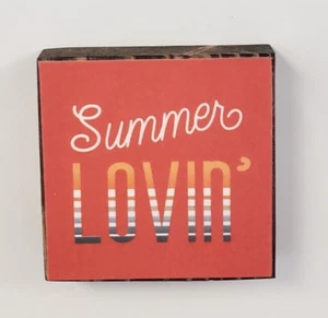 Imán de bloque de madera hecho a mano / cuidador de estante / decoración de bandeja en niveles - Summer Lovin' - Imagen 1 de 1