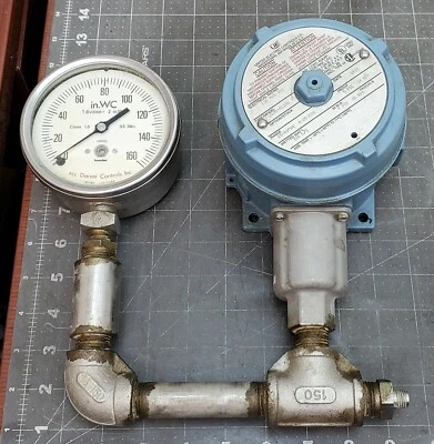 UNITED ELECTRIC J120-S137B  Adjustable Pressure Switch With Gauge [Z3B3] - Image 1 of 4