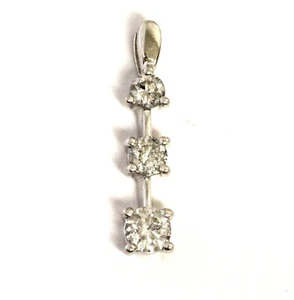 Colgante de oro blanco de 18 quilates .47 quilates SI3 H diamante 3 piedras encanto 1,5 g patrimonio mujer raro - Imagen 1 de 9